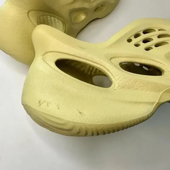 🥂SOLD🥂Adidas Yeezy Foam RNNR Runner in Sulfur, Size 8 - Picture 8 of 9
